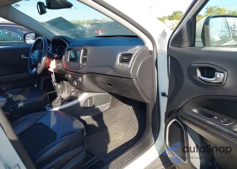 2018 Jeep Compass Latitude 4X4 z USA, uszkodzony, nr VIN 3C4NJDBB3JT483660